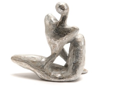 STATUE FEMME ARGENTE ASSISE