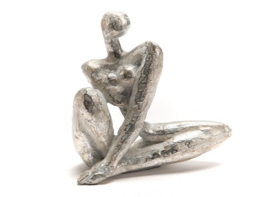 STATUE FEMME ARGENTE ASSISE