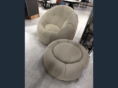 Fauteuil pivotant avec pouf